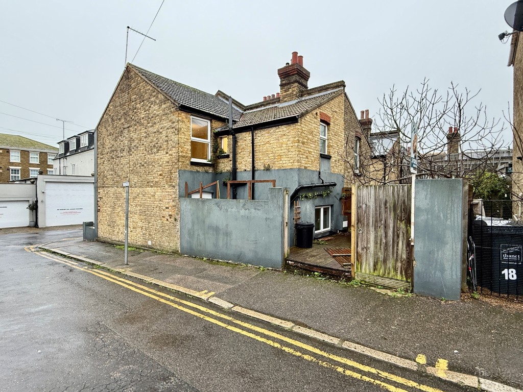 Lot: 19 - END-TERRACE IN TOWN CENTRE WITH POTENTIAL FOR PARKING - Side of property